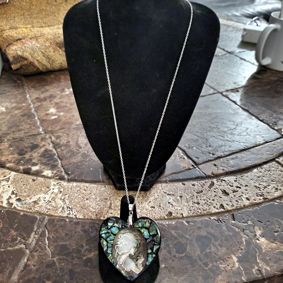 Mother of Pearl Abalone Purple Green Beautiful Girl Heart Pendant Silver Necklac - Picture 2 of 4